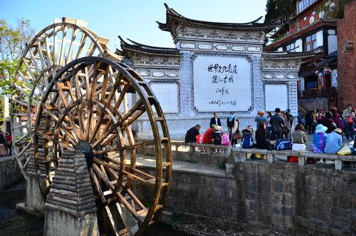 丽江古城吃瓜摊,瓜果飘香，味蕾之旅
