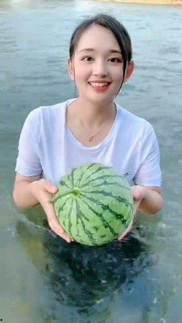 在水里漂浮吃瓜,瓜果飘香——探寻水中吃瓜的独特体验
