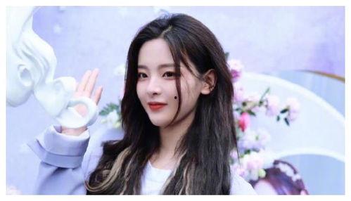 红色吊带吃瓜少女拍照,时尚与个性的完美融合
