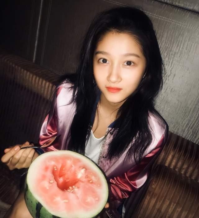 纯欲吃瓜拍照,镜头下的甜蜜诱惑