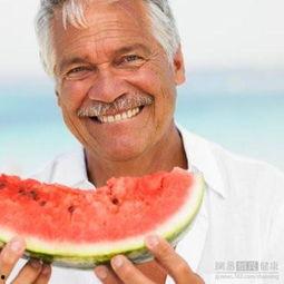 老人吃瓜中毒,老人食用需谨慎