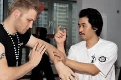 打架吃瓜配音,吃瓜群众围观打架现场