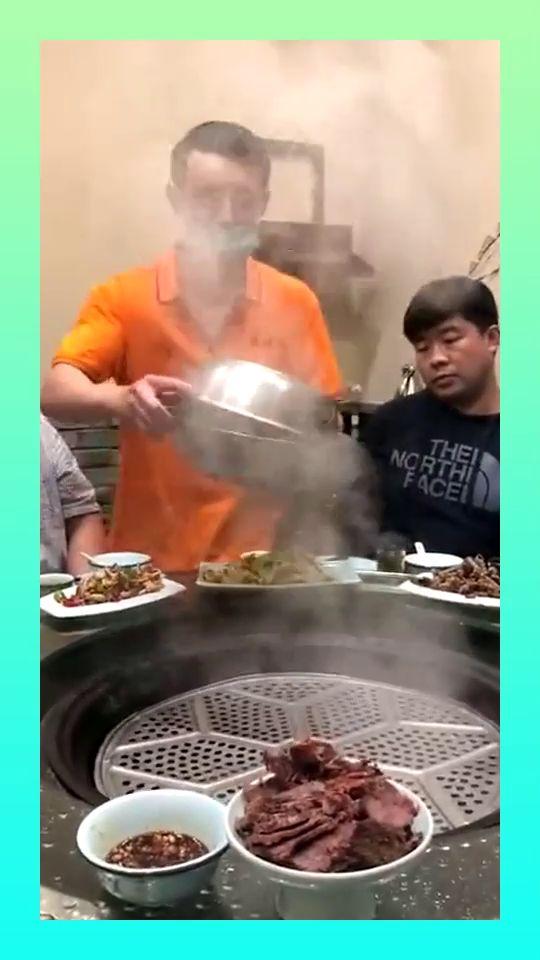 青岛小哥吃瓜,瓜香四溢的街头风情