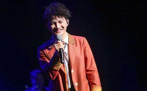 周深立秋吃瓜,周深演绎秋日风情