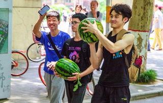 学校吃瓜砸地,吃瓜砸地，青春记忆里的欢乐时光